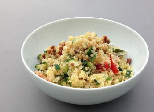 Quinoa Taboulé glutenfrei und vegan mit Gemüse in einer Schüssel